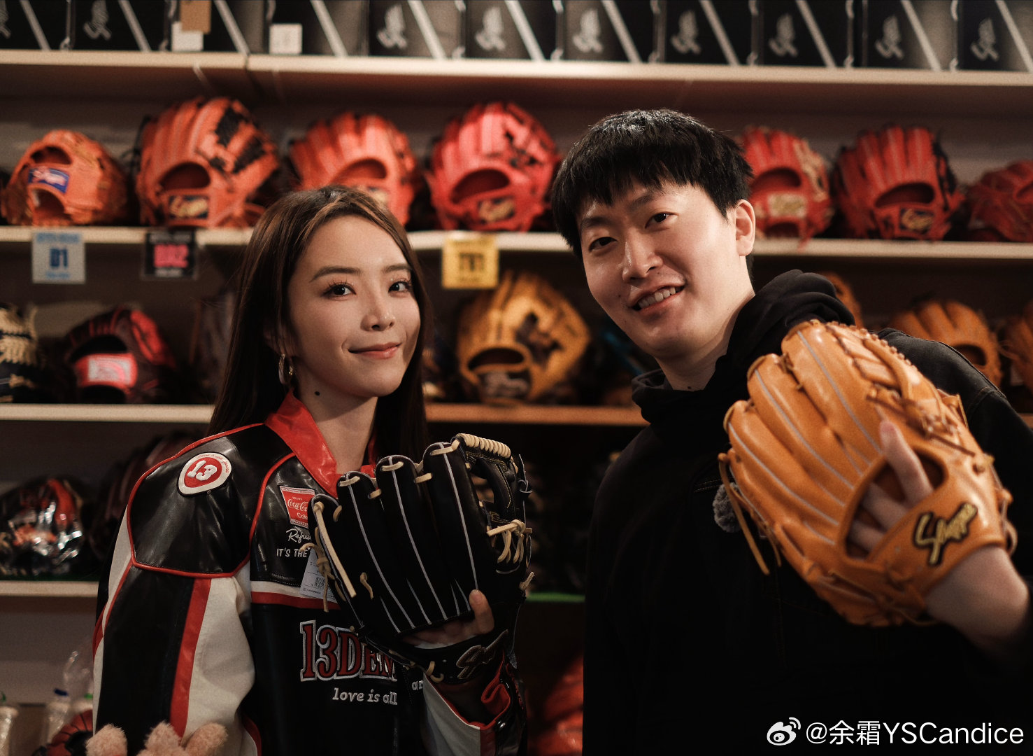 余霜更博晒与管泽元一同参与MLB商务：明天还要去拍摄球员们棒球训练啦！