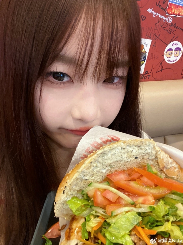 解说Kitty晒照：doner kebab也太好吃了吧 🧸🍴