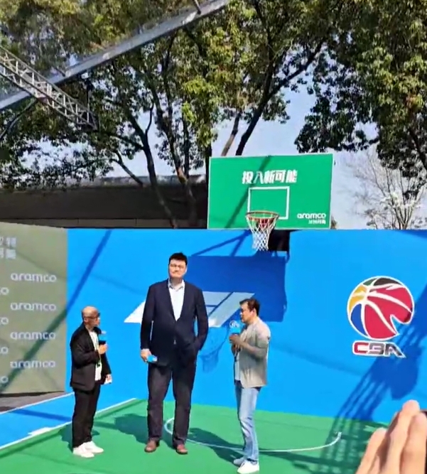 ⚽🏀梦幻联动！姚明和范志毅在F1围场同框，两人握手寒暄