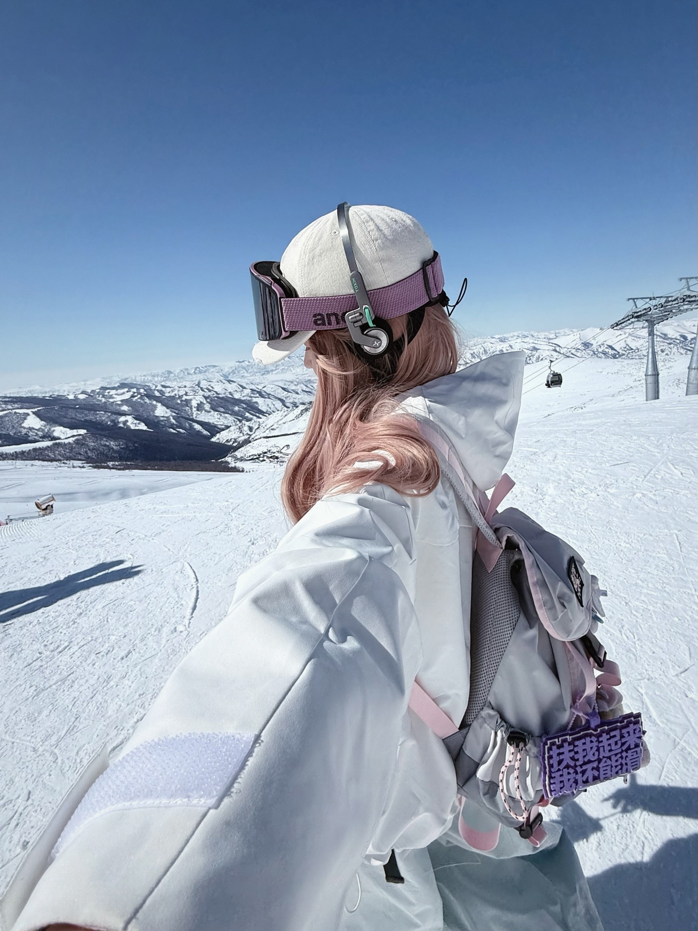 有点像萨勒芬妮😻Meiko女友社媒分享滑雪美照：阿勒泰冬季氛围