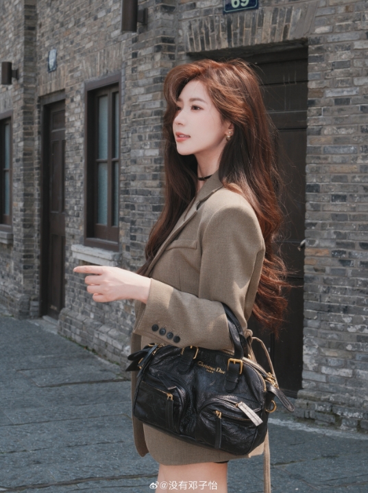 Meiko女友晒照：在街头转角遇到春天