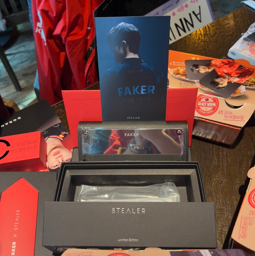 李总大气！Faker出道十二周年送给粉丝的礼物：炸鸡、眼镜以及手写信！