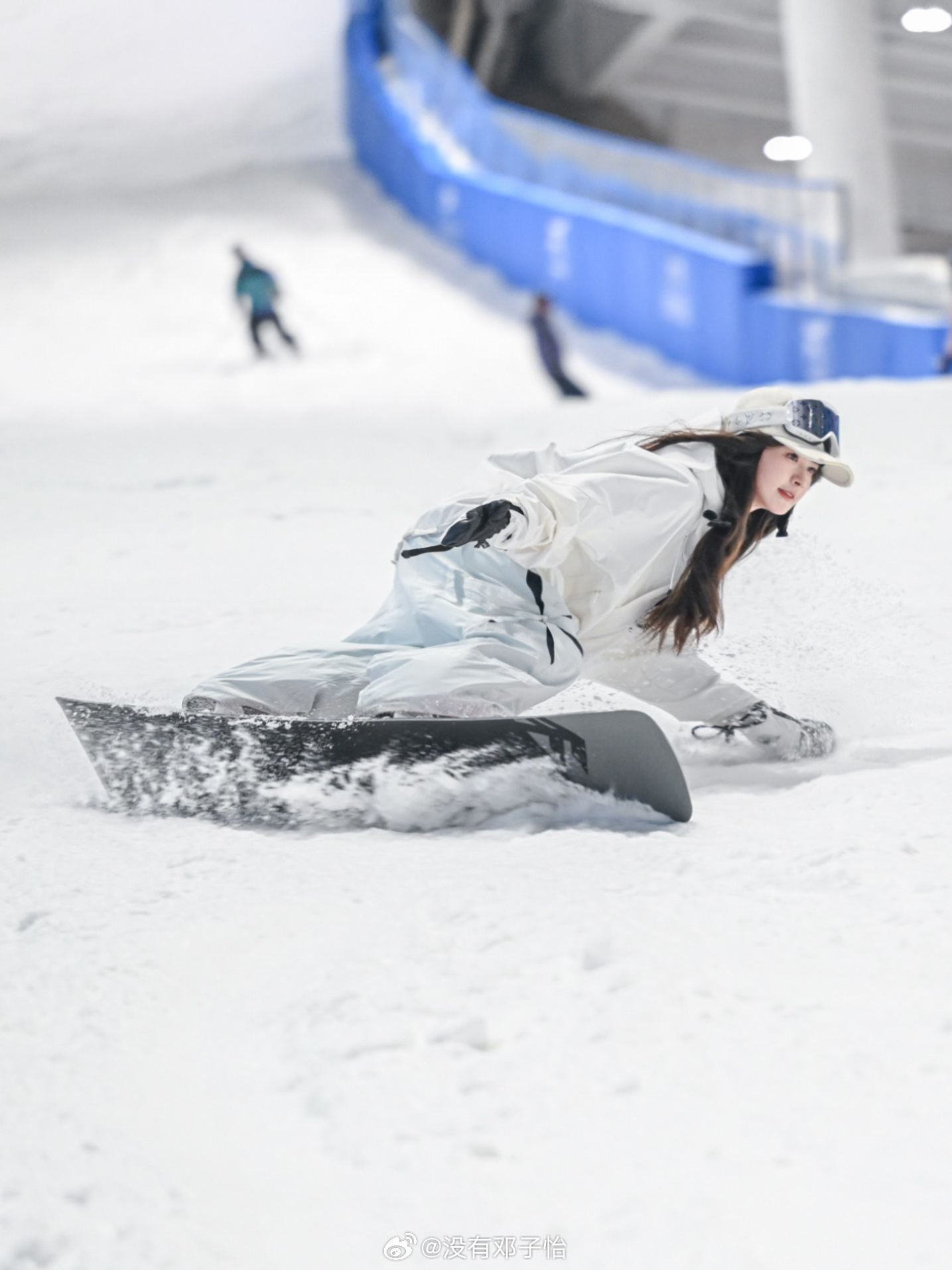 谈球吧体育app下载Meiko绯闻女友邓子怡分享滑雪自拍：LV高奢雪镜，纯白造型