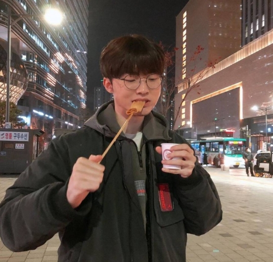 GOAT的挚爱之选？韩国某鱼饼摊把Faker吃他们家鱼饼的照片挂在招牌上！