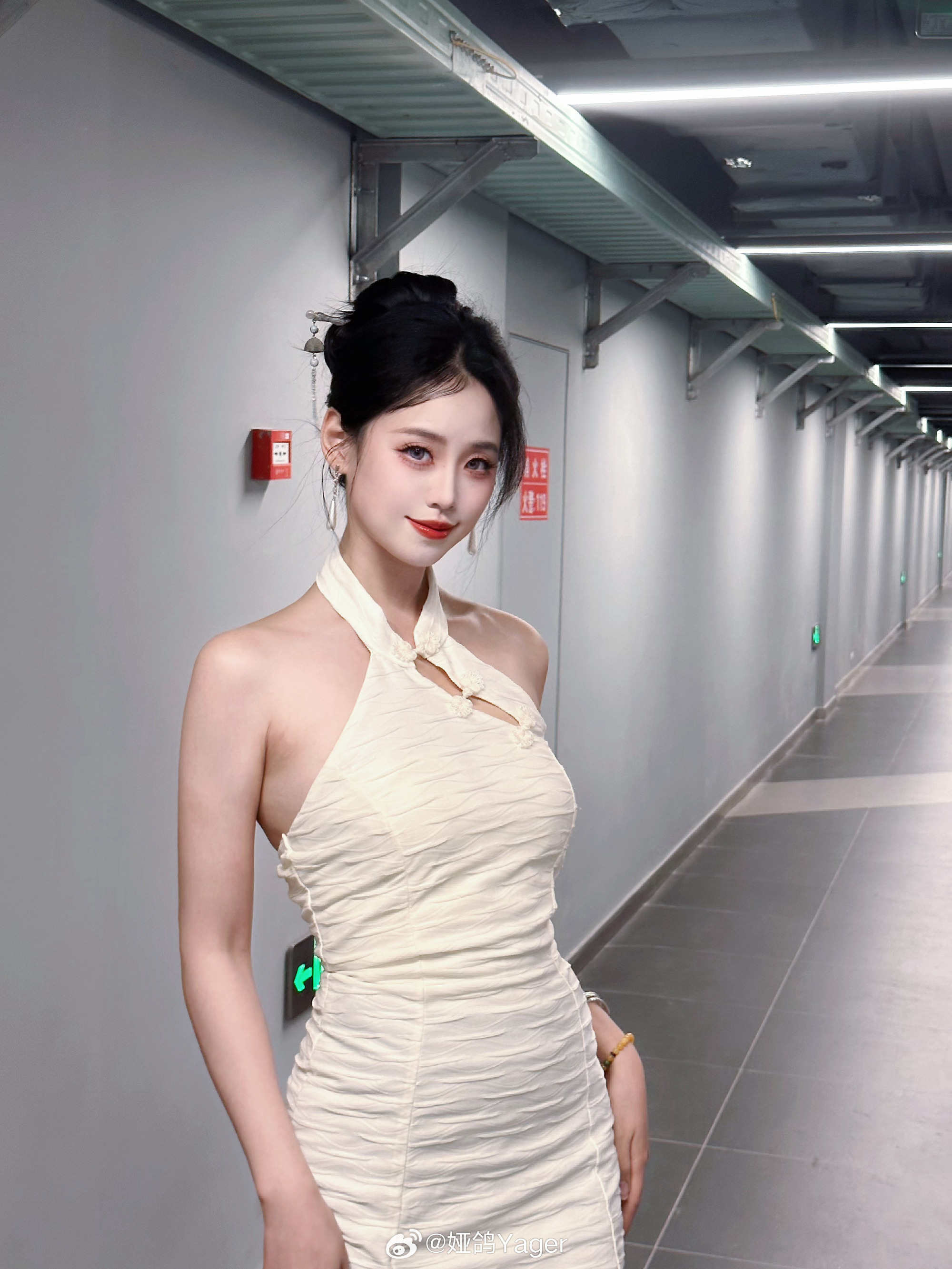 永劫无间官方主持人娅鸽晒照：上班vs下班😎