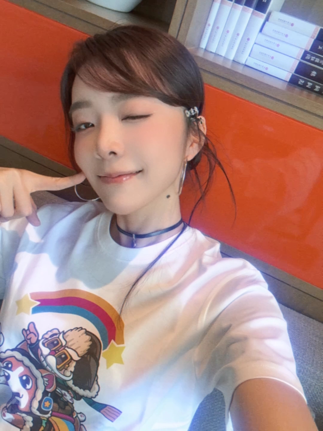 LPL女主持余霜晒照：早上好呀！  有没有y2k那味儿了！！