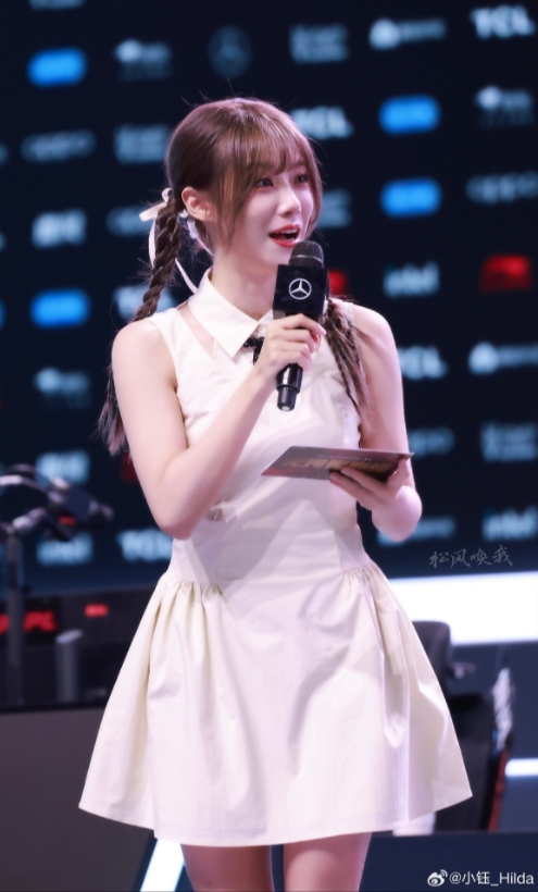 甜美甜美😍小钰晒照：赶早班机回去咯 晚上大姿庄园见捏