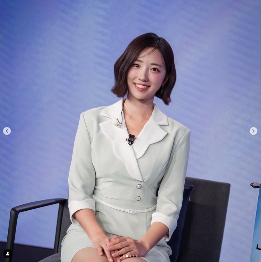 LCK女主持人裴惠智晒工作图：😊我们一起看LCK！！！