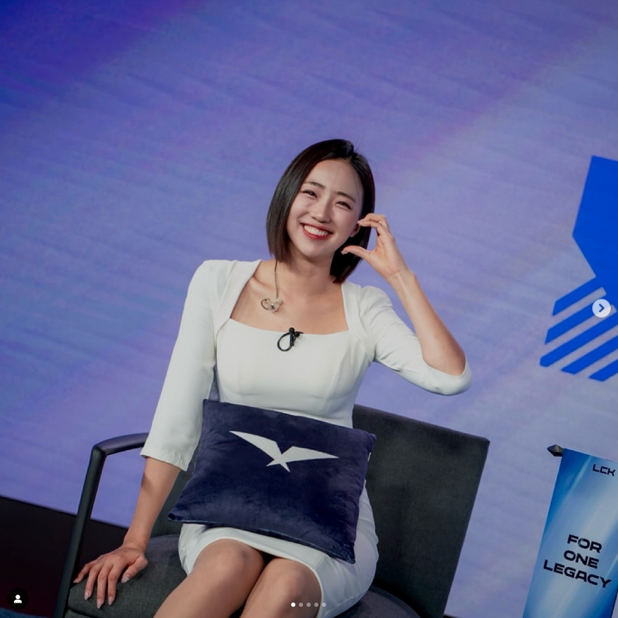 LCK女主持人裴惠智晒工作图：😊我们一起看LCK！！！