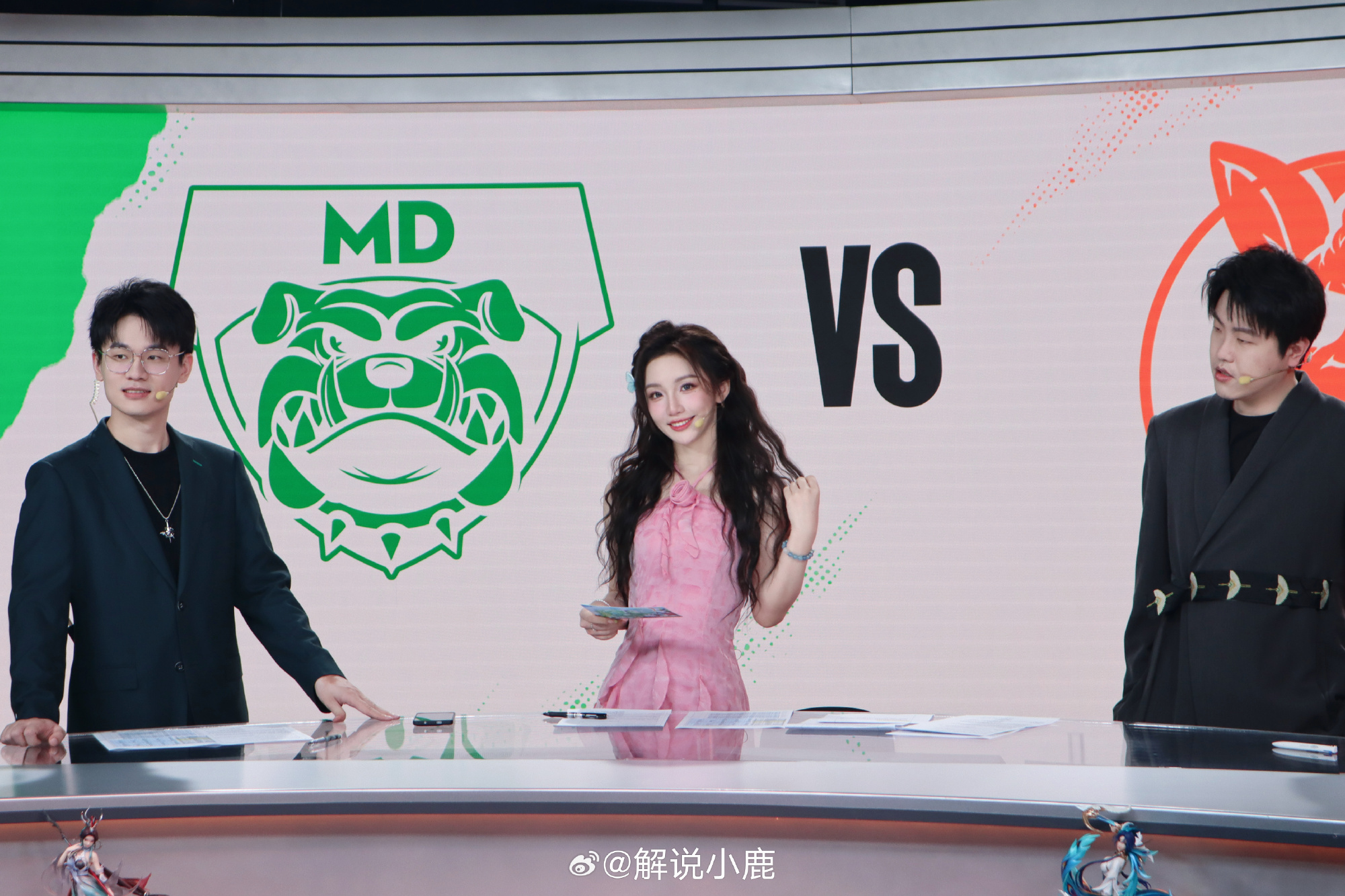 ag九游会亚洲真人第一品牌KPL美女解说小鹿晒照：查收昨日粉色加鹿鹿😻