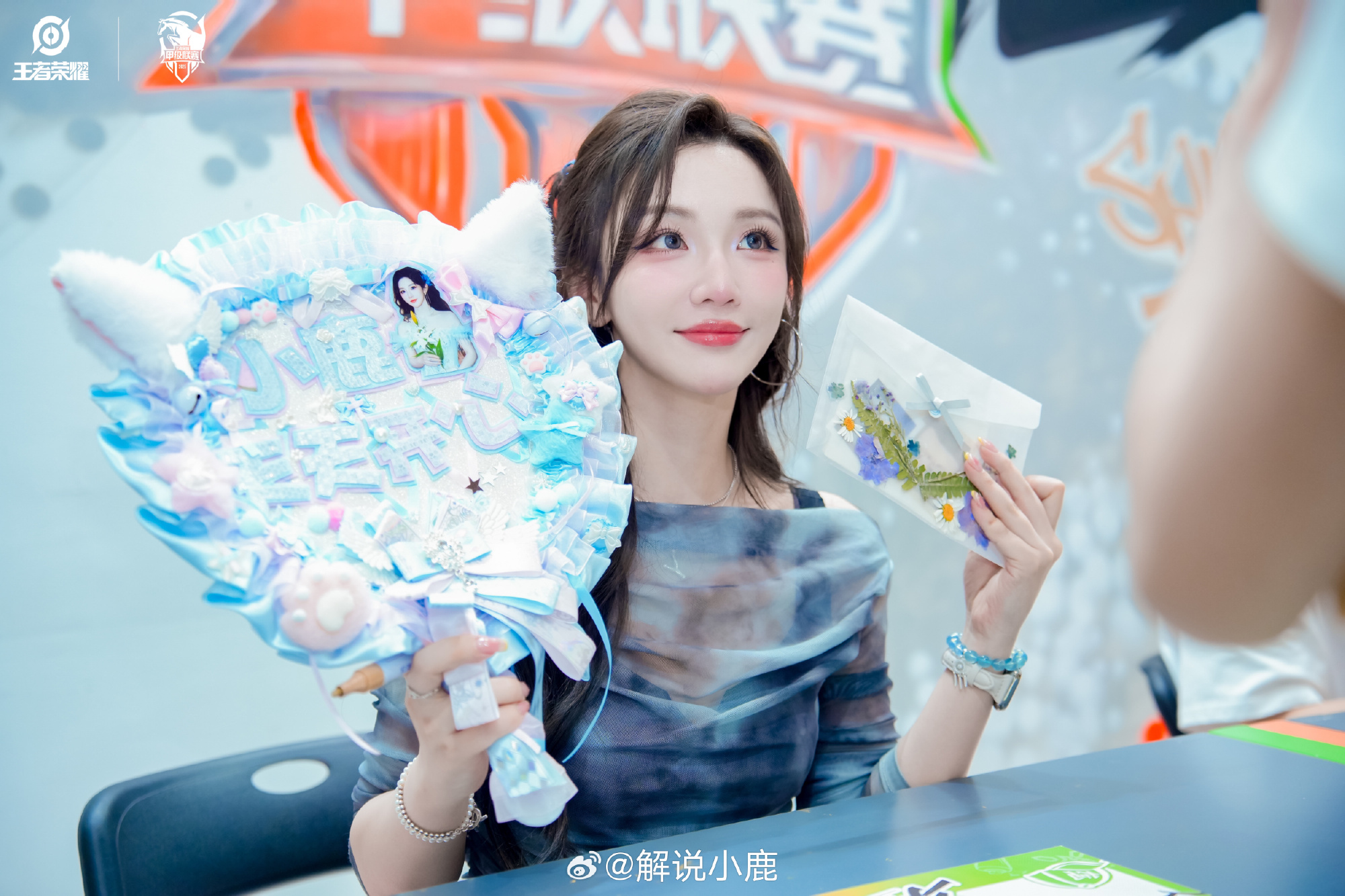 ag九游会亚洲真人第一品牌KPL美女解说小鹿晒照：查收昨日粉色加鹿鹿😻