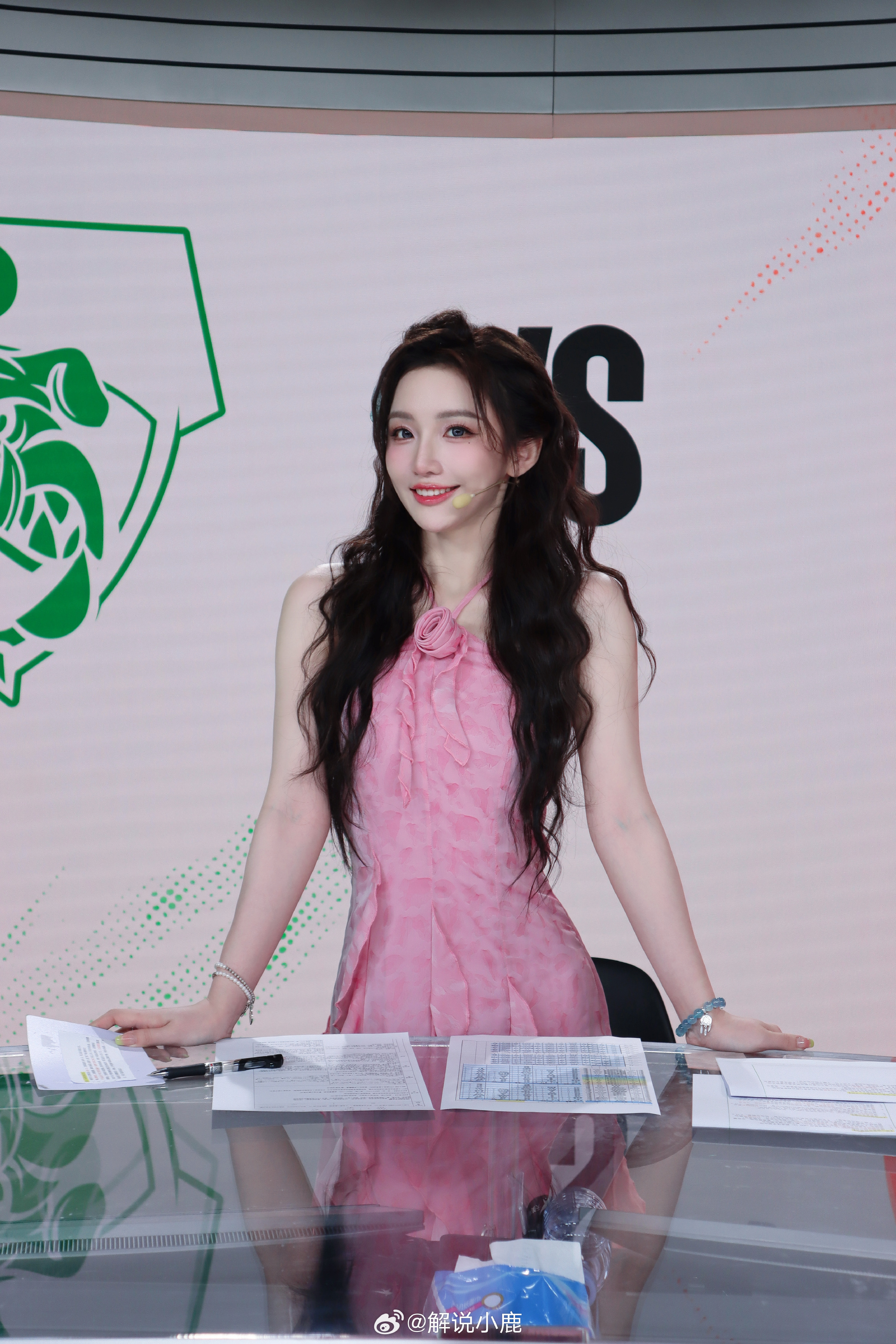 ag九游会亚洲真人第一品牌KPL美女解说小鹿晒照：查收昨日粉色加鹿鹿😻