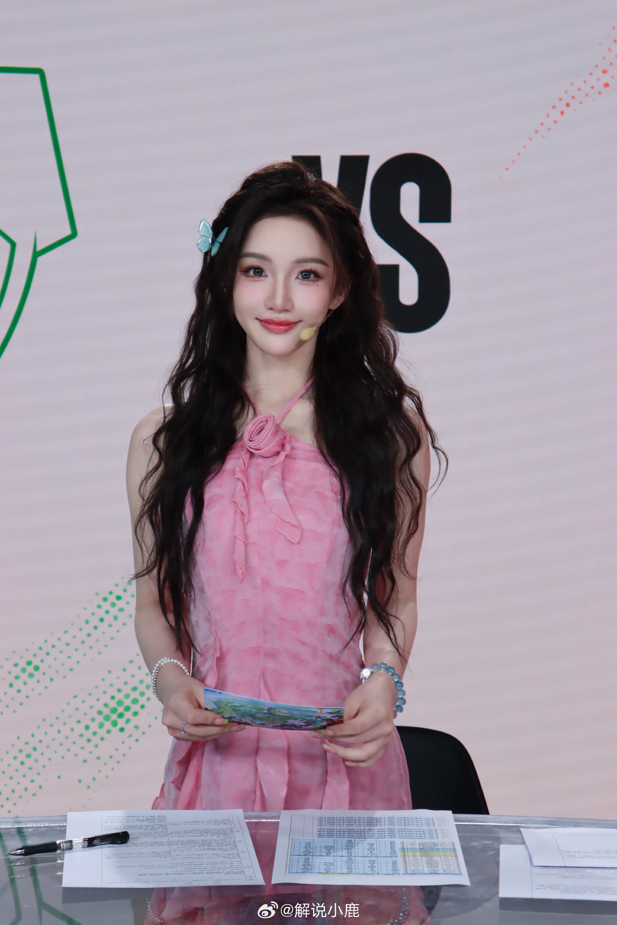 ag九游会亚洲真人第一品牌KPL美女解说小鹿晒照：查收昨日粉色加鹿鹿😻