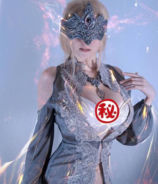 美国小姐姐COS超大防火女 豪放身材呼之欲出 冷艳气质制服吸睛！