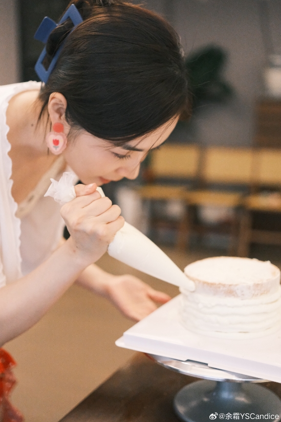 人妻感拉满！余霜晒照：头发盘起 衣服拍出来一种温柔贤惠风