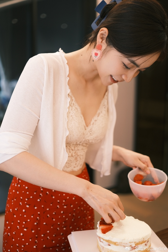 人妻感拉满！余霜晒照：头发盘起 衣服拍出来一种温柔贤惠风