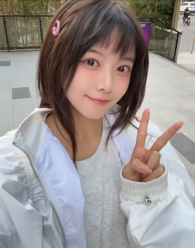 骆歆晒自拍：带着我的狗啃刘海去沪上小师赛玩玩咯！
