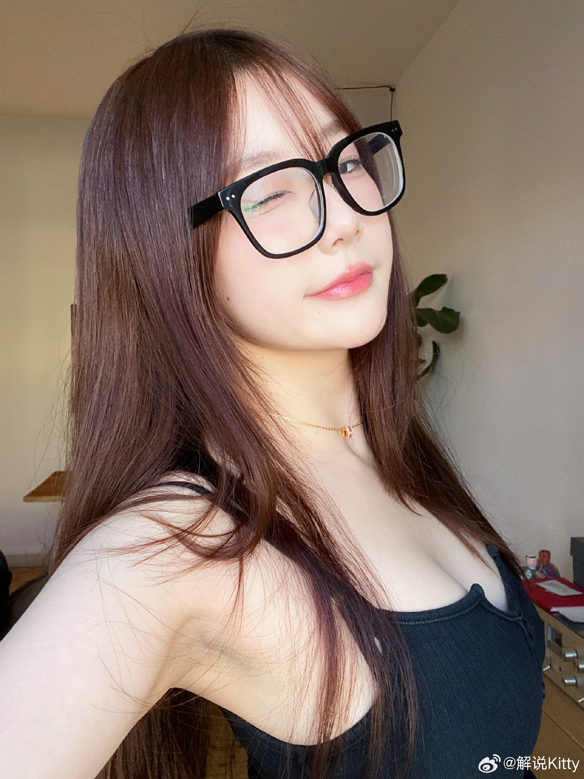 大大大😍解说Kitty分享自拍美照：Happy五月份🖤