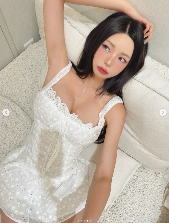 基本扎根摄影行业！韩版《完蛋美女》演员晒照：吊带连裙，她是懂自拍的！