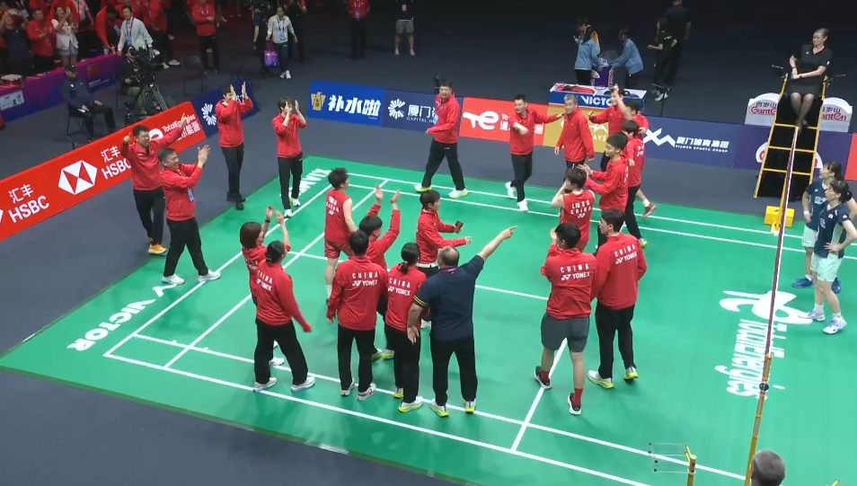 羡慕🤣国羽夺冠后全队围成一圈庆祝，韩国女双选手一旁等待握手