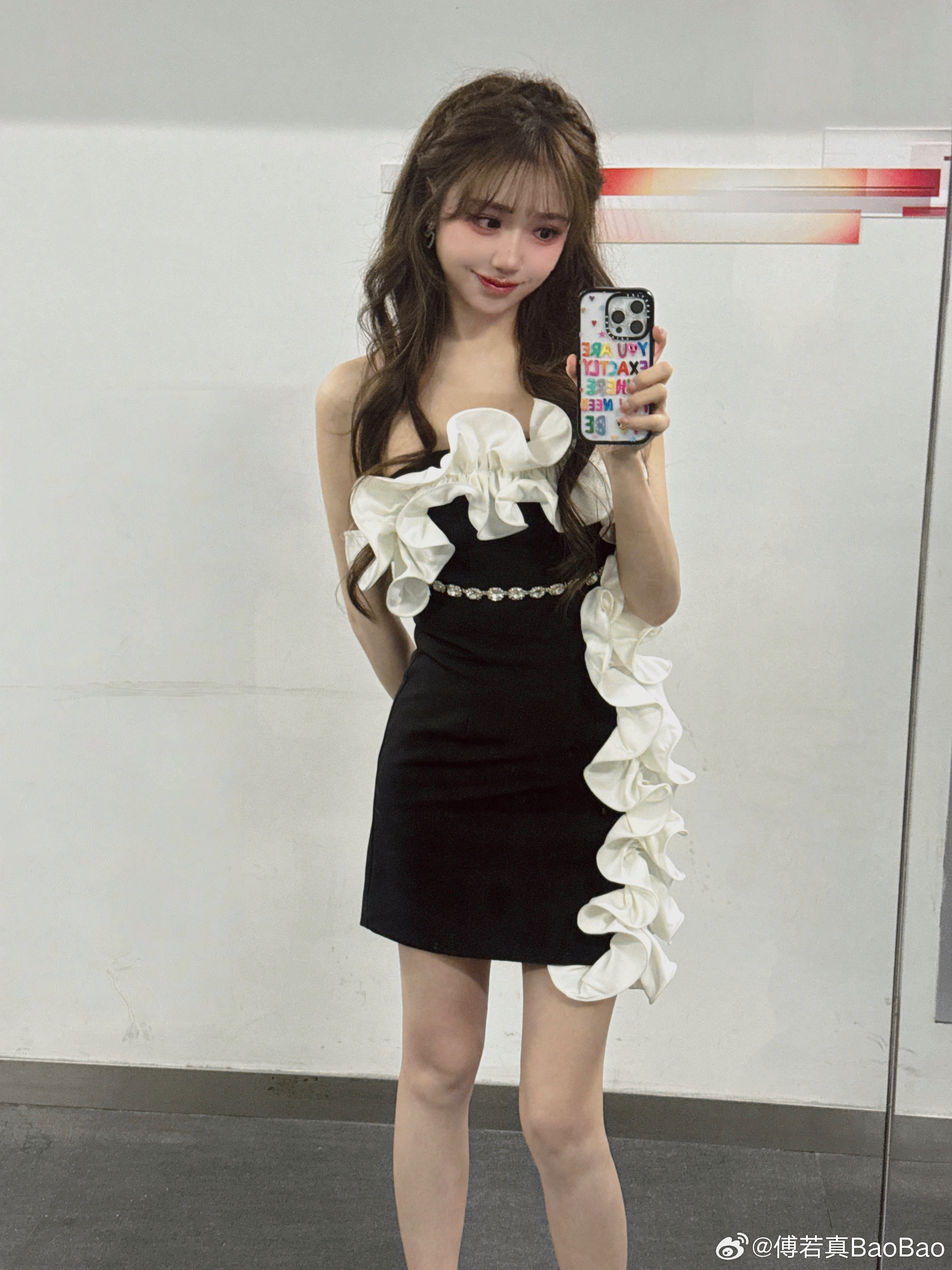 LPL女主持BaoBao晒照：纯黑连衣短裙 身前白花设计惹眼