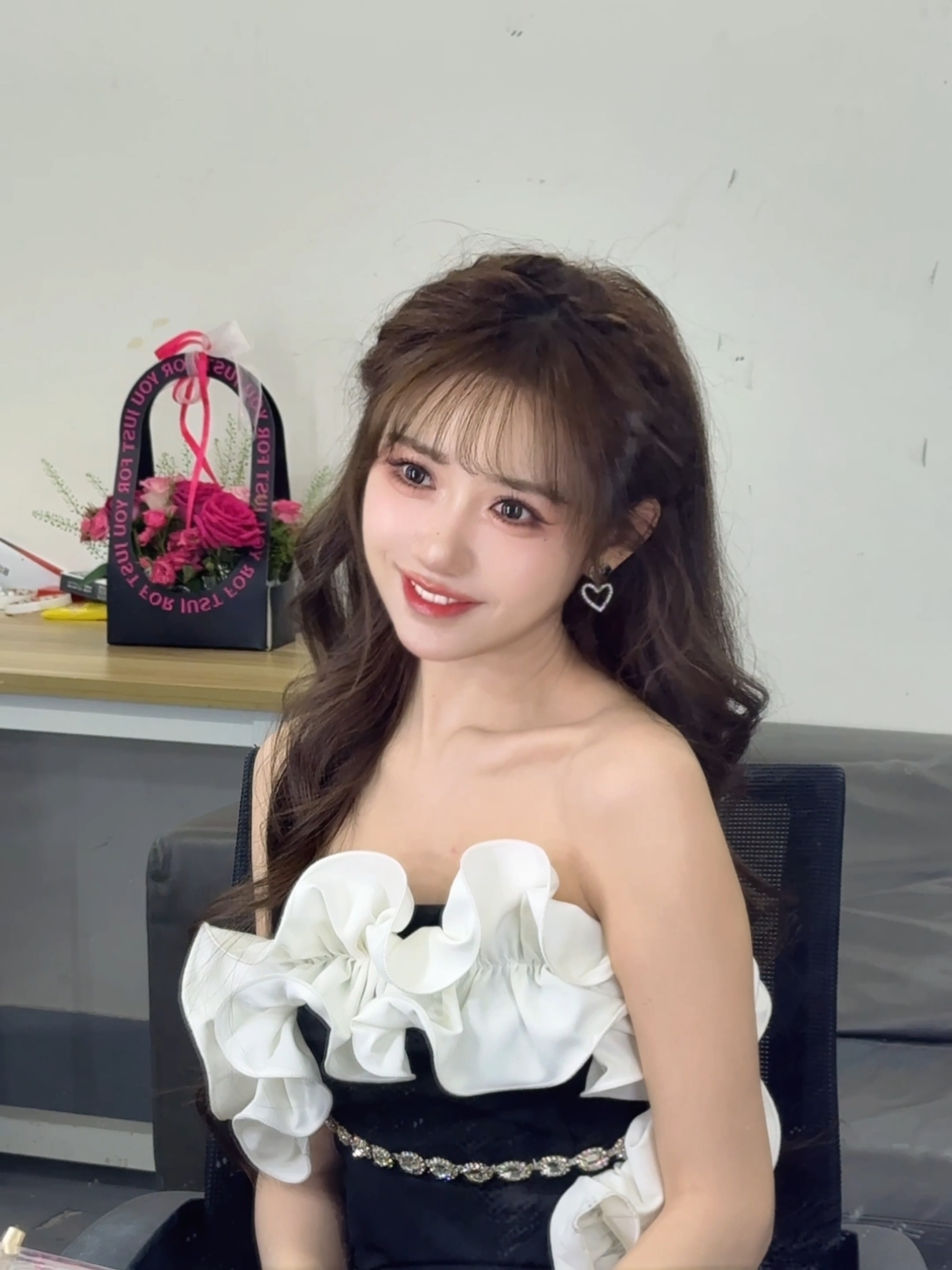 LPL女主持BaoBao晒照：纯黑连衣短裙 身前白花设计惹眼