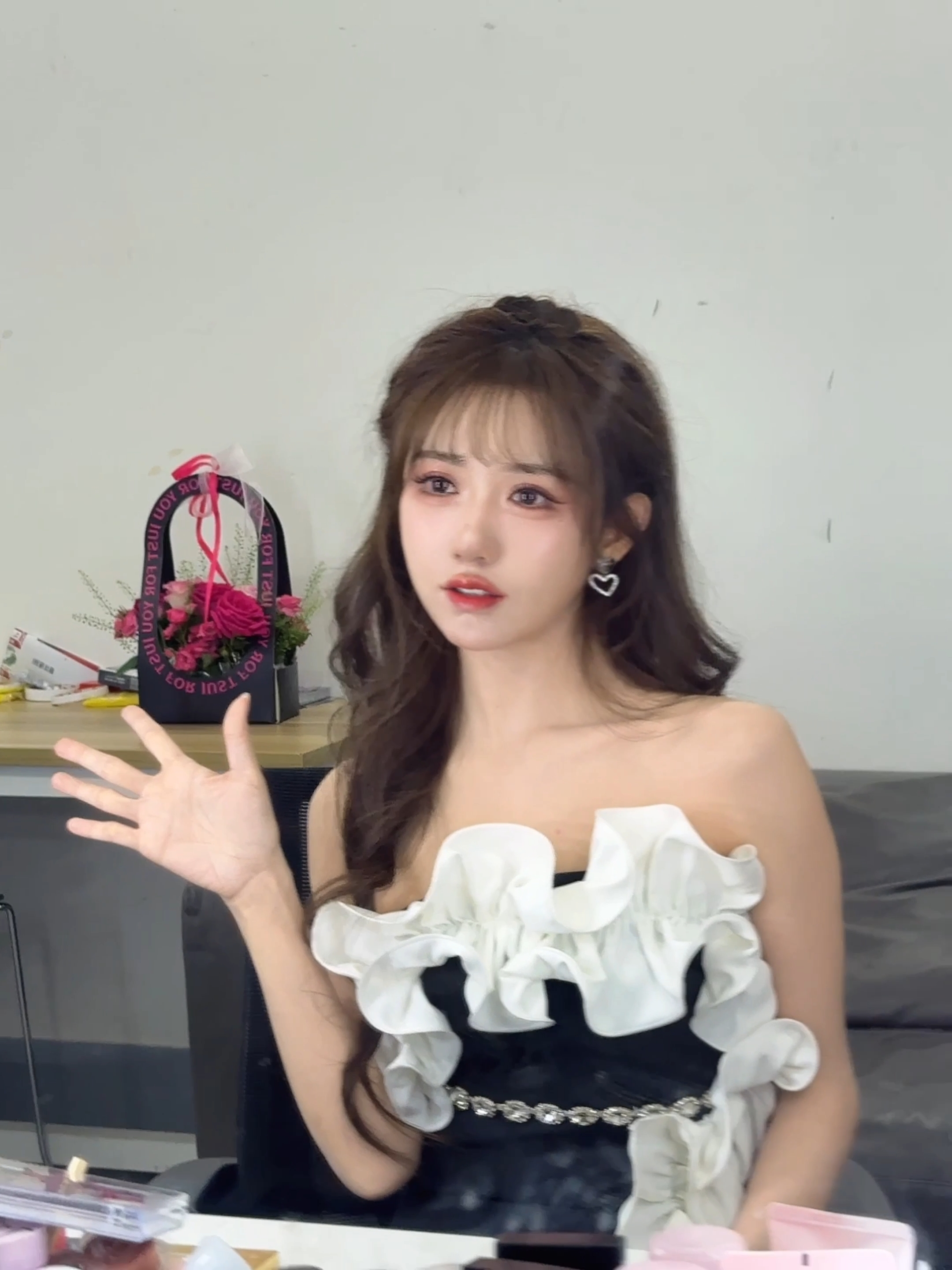 LPL女主持BaoBao晒照：纯黑连衣短裙 身前白花设计惹眼