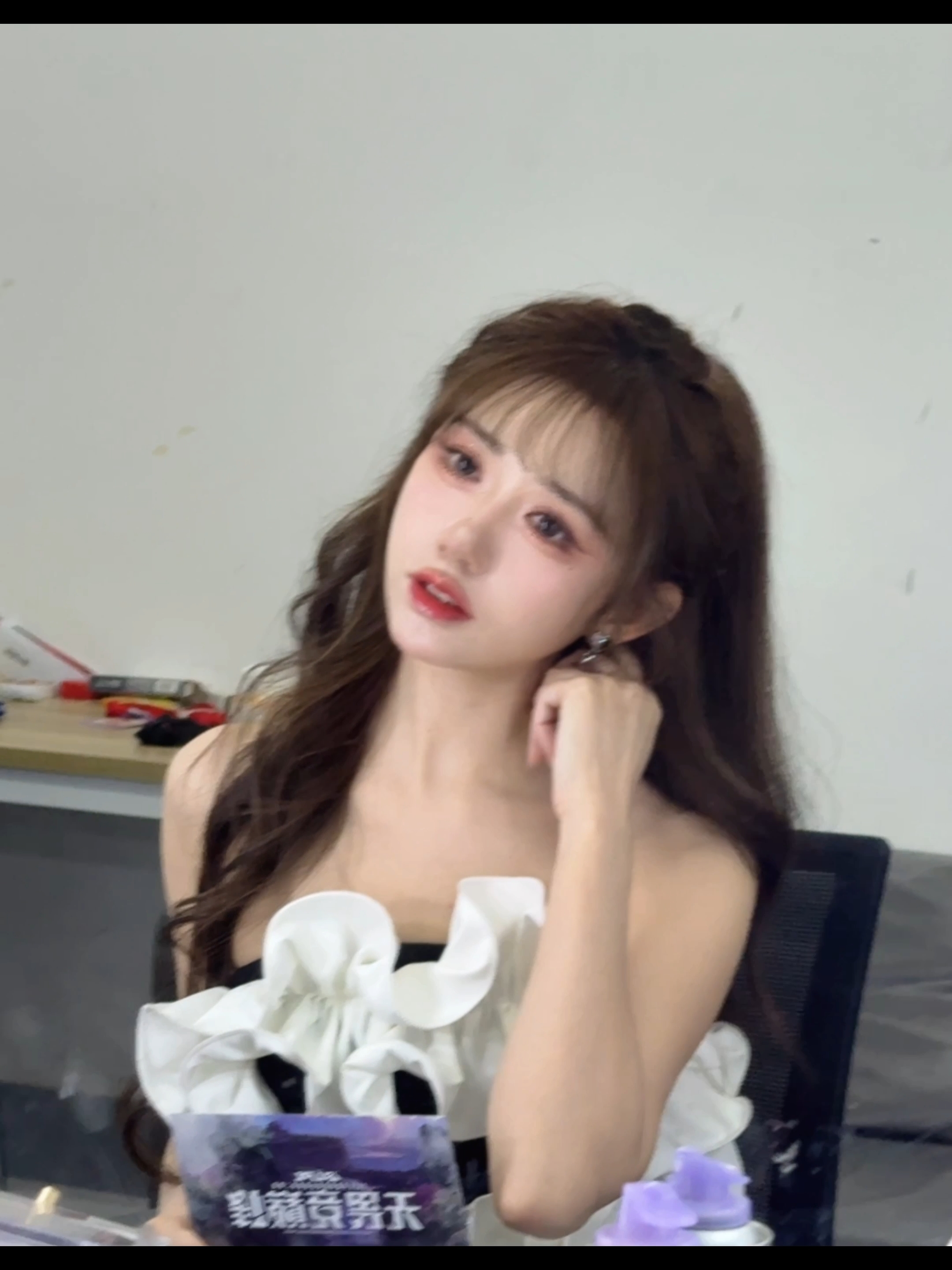 LPL女主持BaoBao晒照：纯黑连衣短裙 身前白花设计惹眼