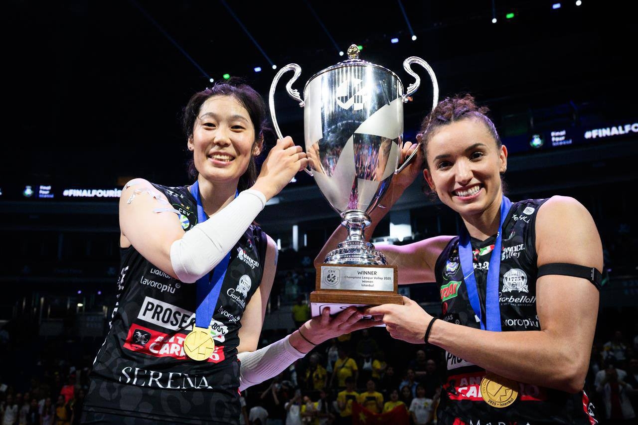 加冕四冠王🏆30岁朱婷三夺欧冠&生涯夺23冠 本赛季包揽四座冠军