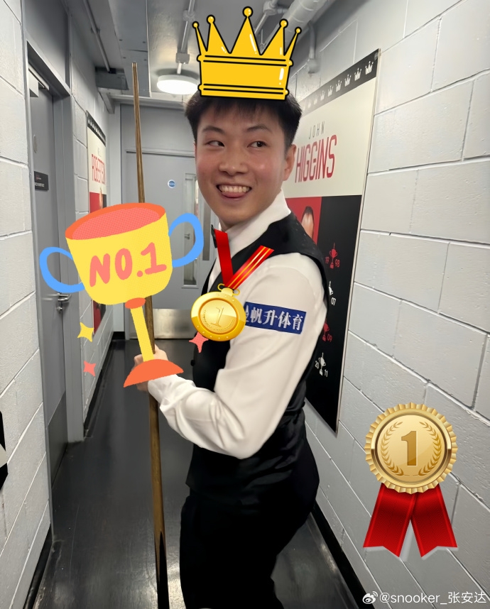提前庆祝！张安达为赵心童P上奖杯：提前恭喜，就不熬夜看了