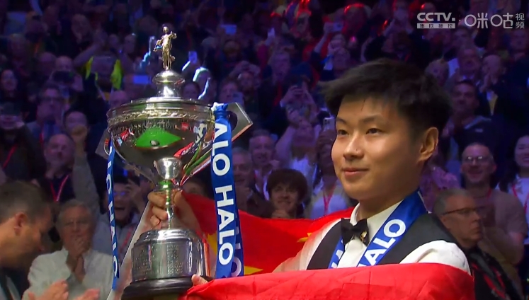 j9九游会官方登录🏆捧杯时刻！赵心童捧起世锦赛冠军奖杯，和女朋友合影