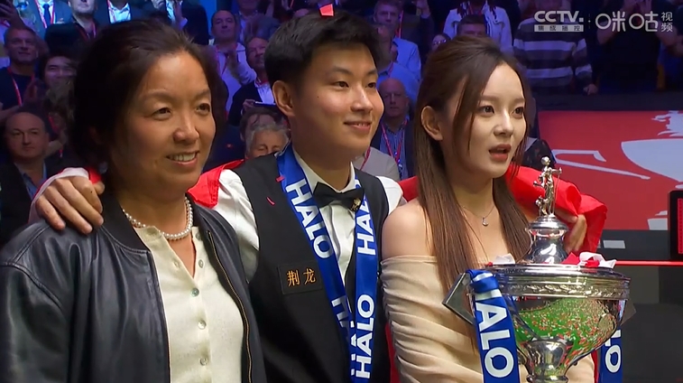 j9九游会官方登录🏆捧杯时刻！赵心童捧起世锦赛冠军奖杯，和女朋友合影