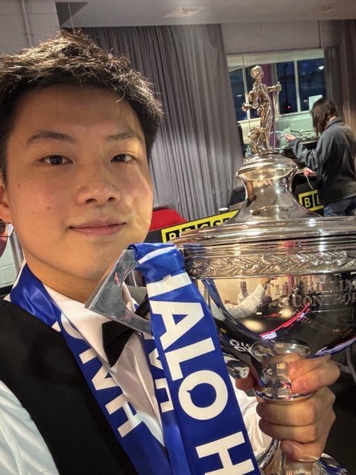 谈球吧体育app下载🏆新世界冠军！赵心童与世锦赛冠军奖杯合影！