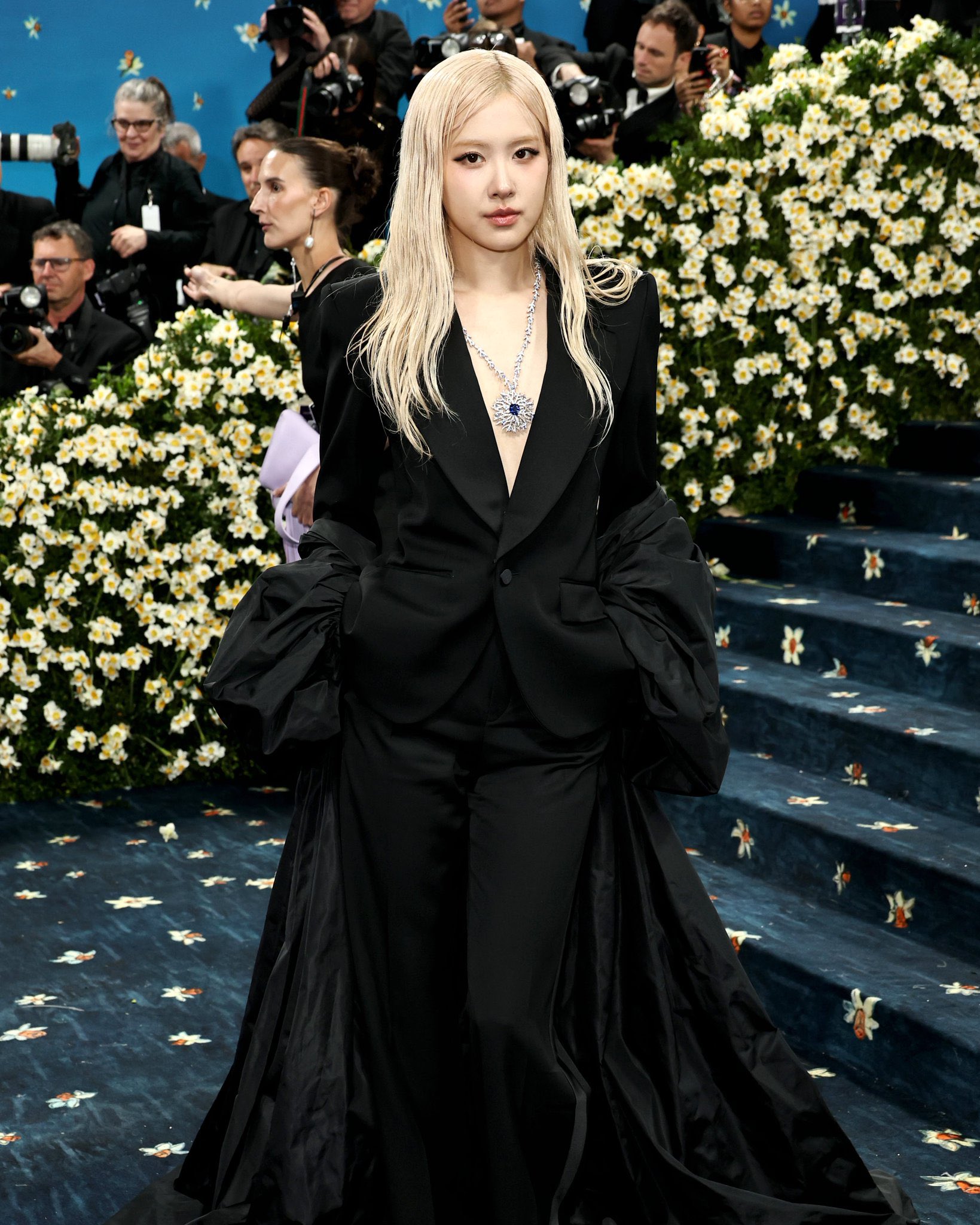 卡戴珊Met Gala：詹娜镂空西装 金卡鳄鱼皮裙💖小妹大秀美胸