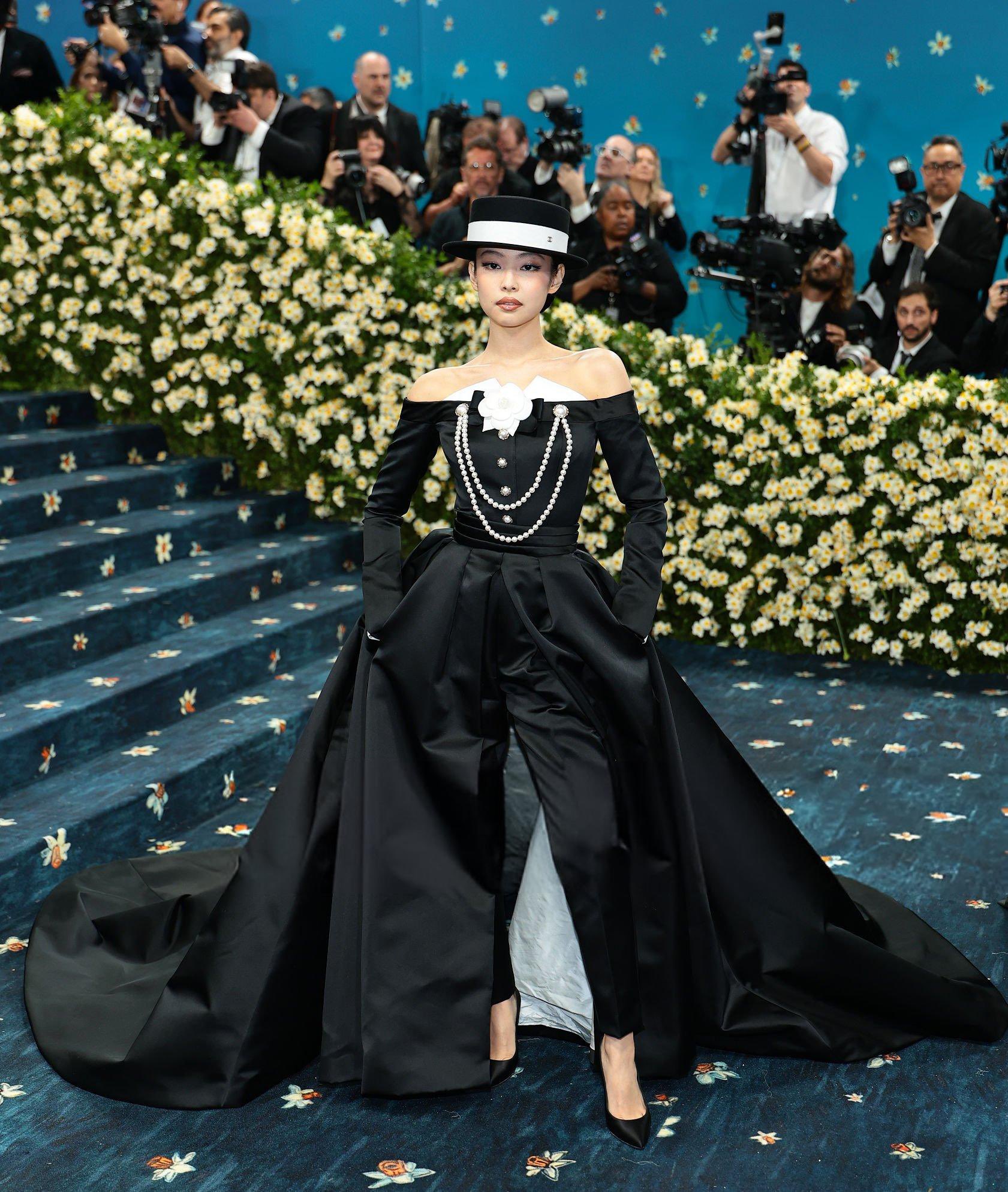 卡戴珊Met Gala：詹娜镂空西装 金卡鳄鱼皮裙💖小妹大秀美胸