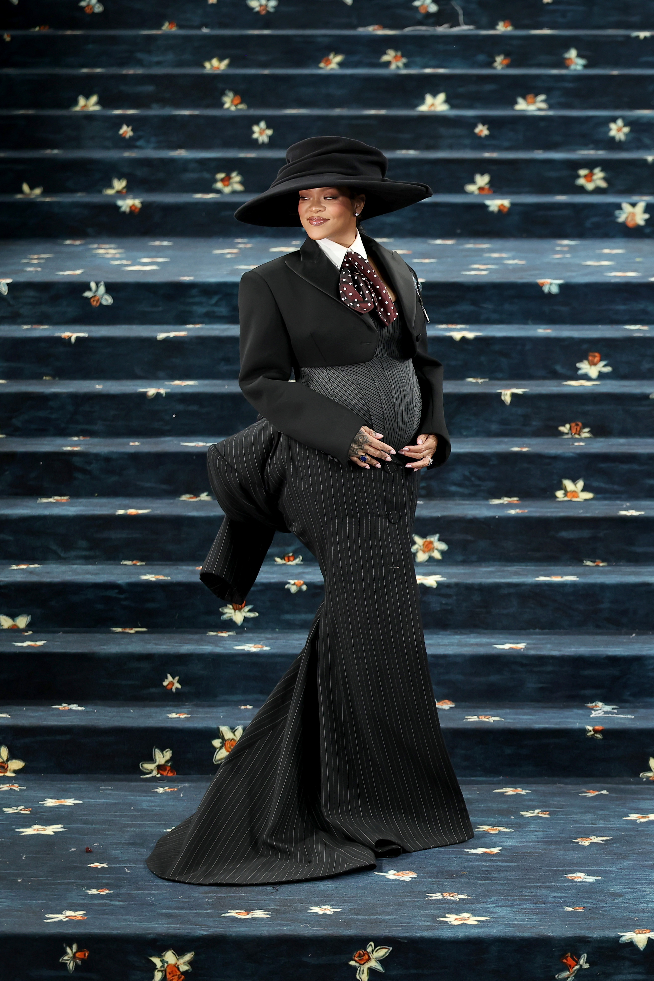 卡戴珊Met Gala：詹娜镂空西装 金卡鳄鱼皮裙💖小妹大秀美胸