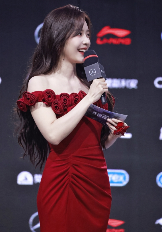 一席红裙、一眼心动！余霜分享昨日主持美照：昨天是玫瑰🌹的红
