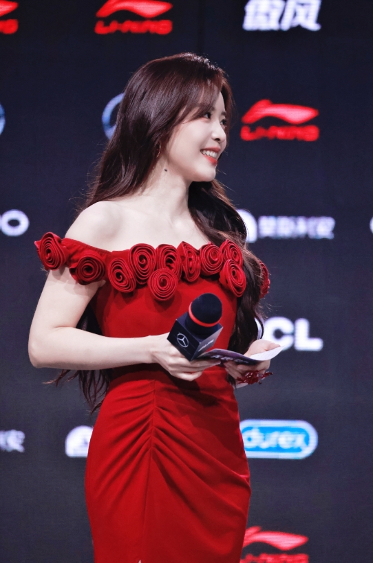 一席红裙、一眼心动！余霜分享昨日主持美照：昨天是玫瑰🌹的红