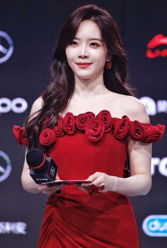 一席红裙、一眼心动！余霜分享昨日主持美照：昨天是玫瑰🌹的红