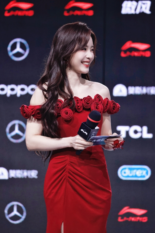 一席红裙、一眼心动！余霜分享昨日主持美照：昨天是玫瑰🌹的红
