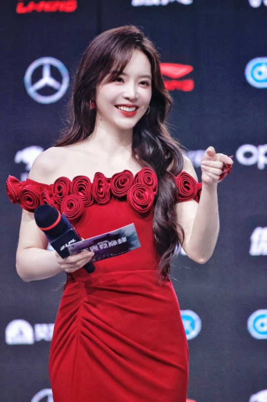 一席红裙、一眼心动！余霜分享昨日主持美照：昨天是玫瑰🌹的红
