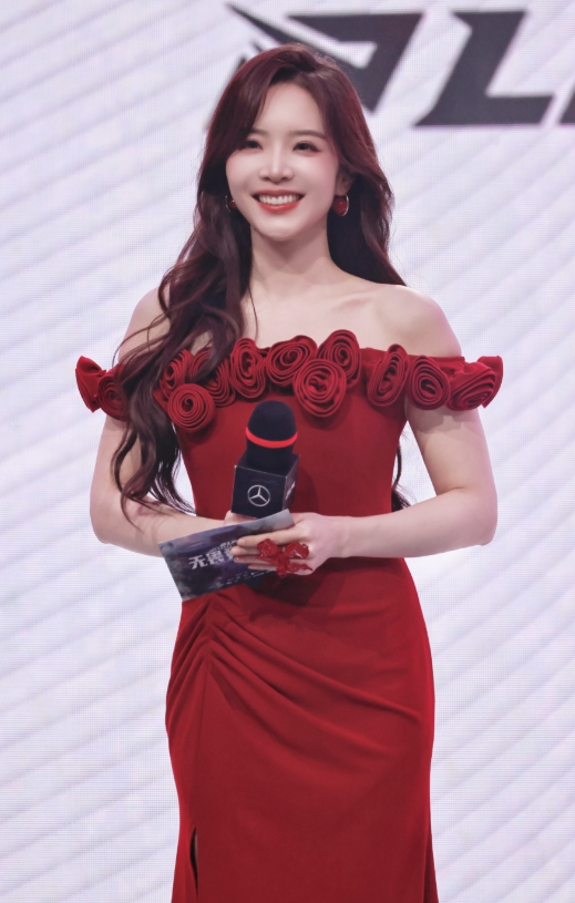 一席红裙、一眼心动！余霜分享昨日主持美照：昨天是玫瑰🌹的红