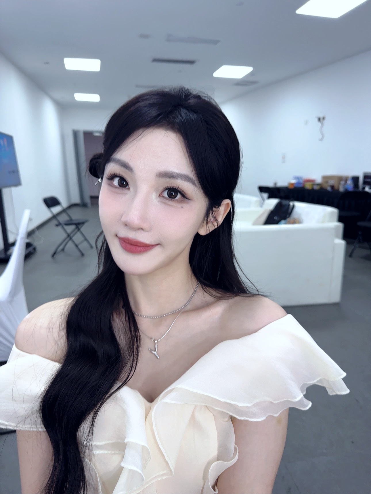 KPL美女主持人小鹿晒照：轻和一曲，春日回响🎵