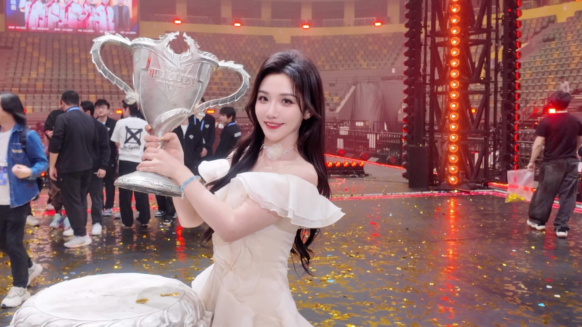 KPL美女主持人小鹿晒照：轻和一曲，春日回响🎵