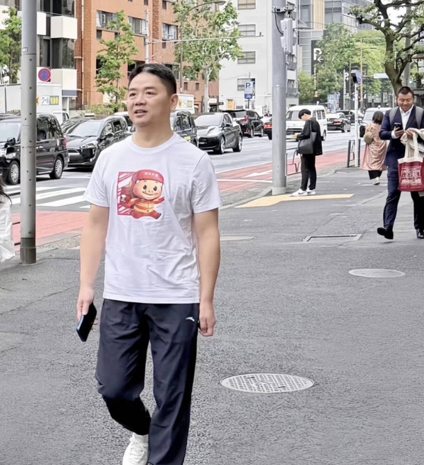 拼了！刘强东穿京东外卖猪猪侠T恤现身日本：背后还有二维码👀