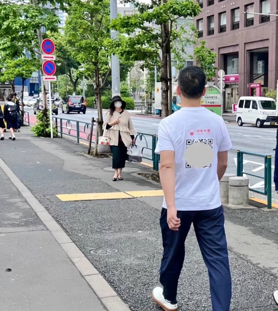 拼了！刘强东穿京东外卖猪猪侠T恤现身日本：背后还有二维码👀