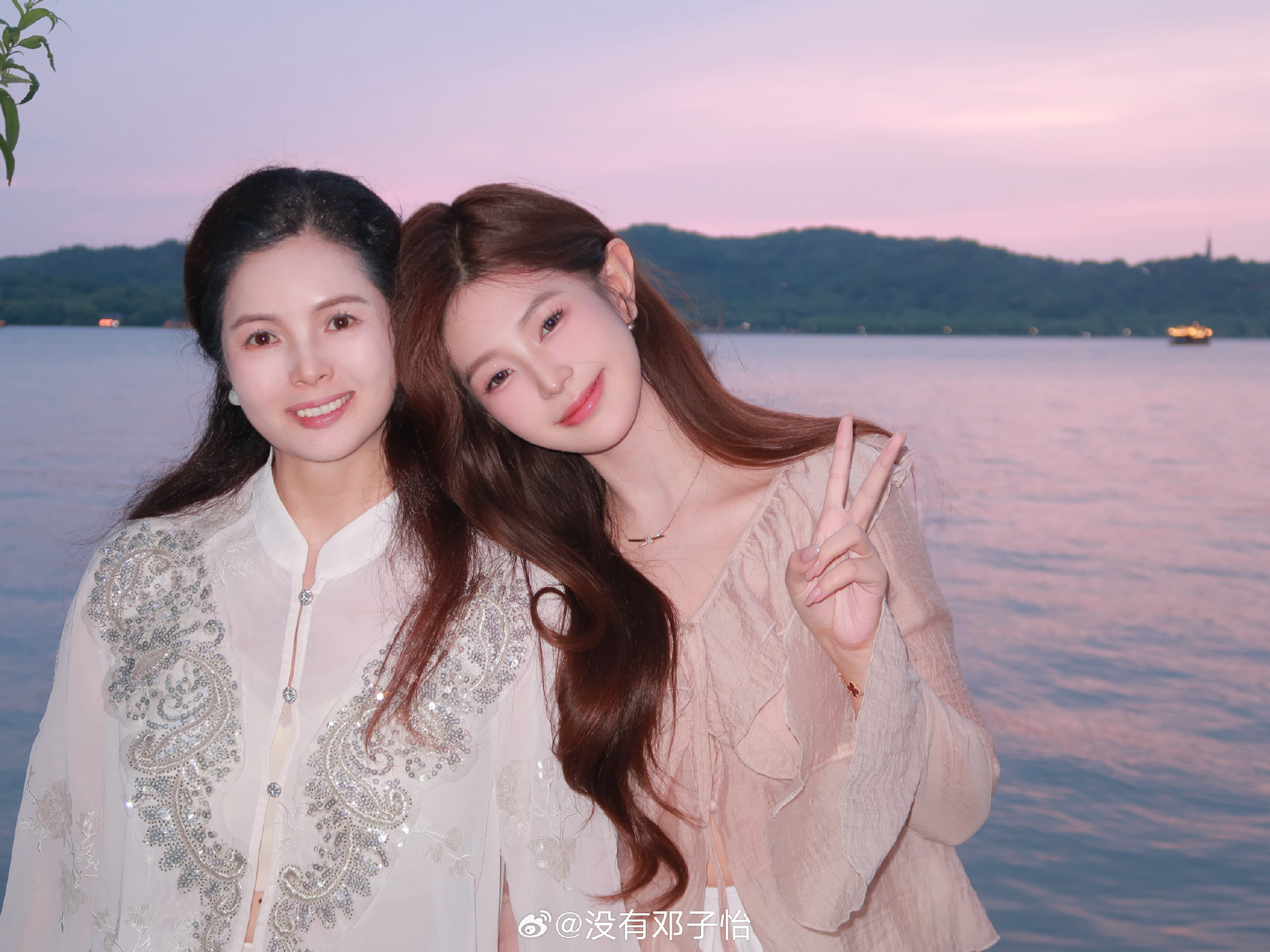 一模一样！Meiko女友晒照：爱人如养花 最好的花匠是妈妈