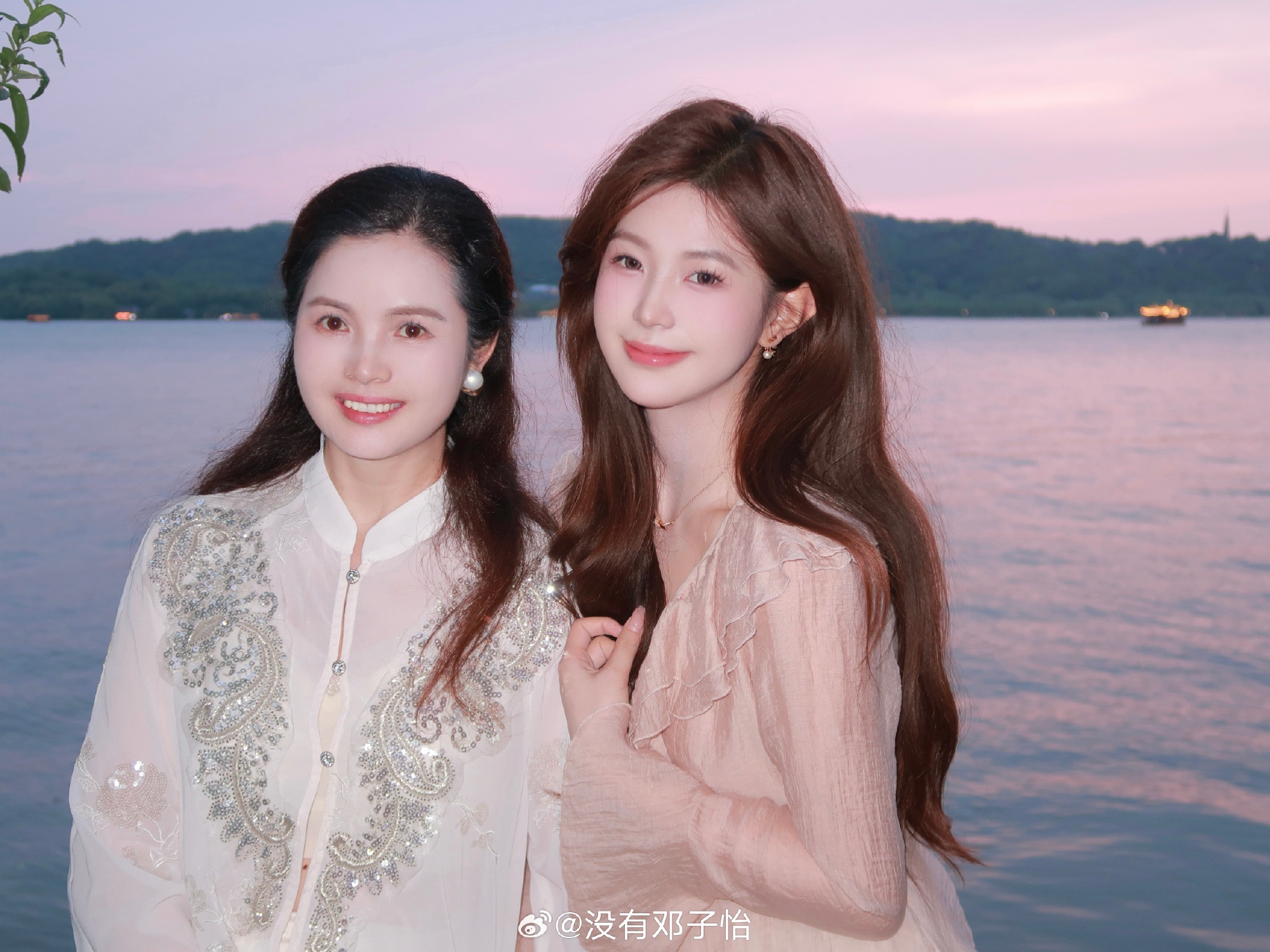 一模一样！Meiko女友晒照：爱人如养花 最好的花匠是妈妈
