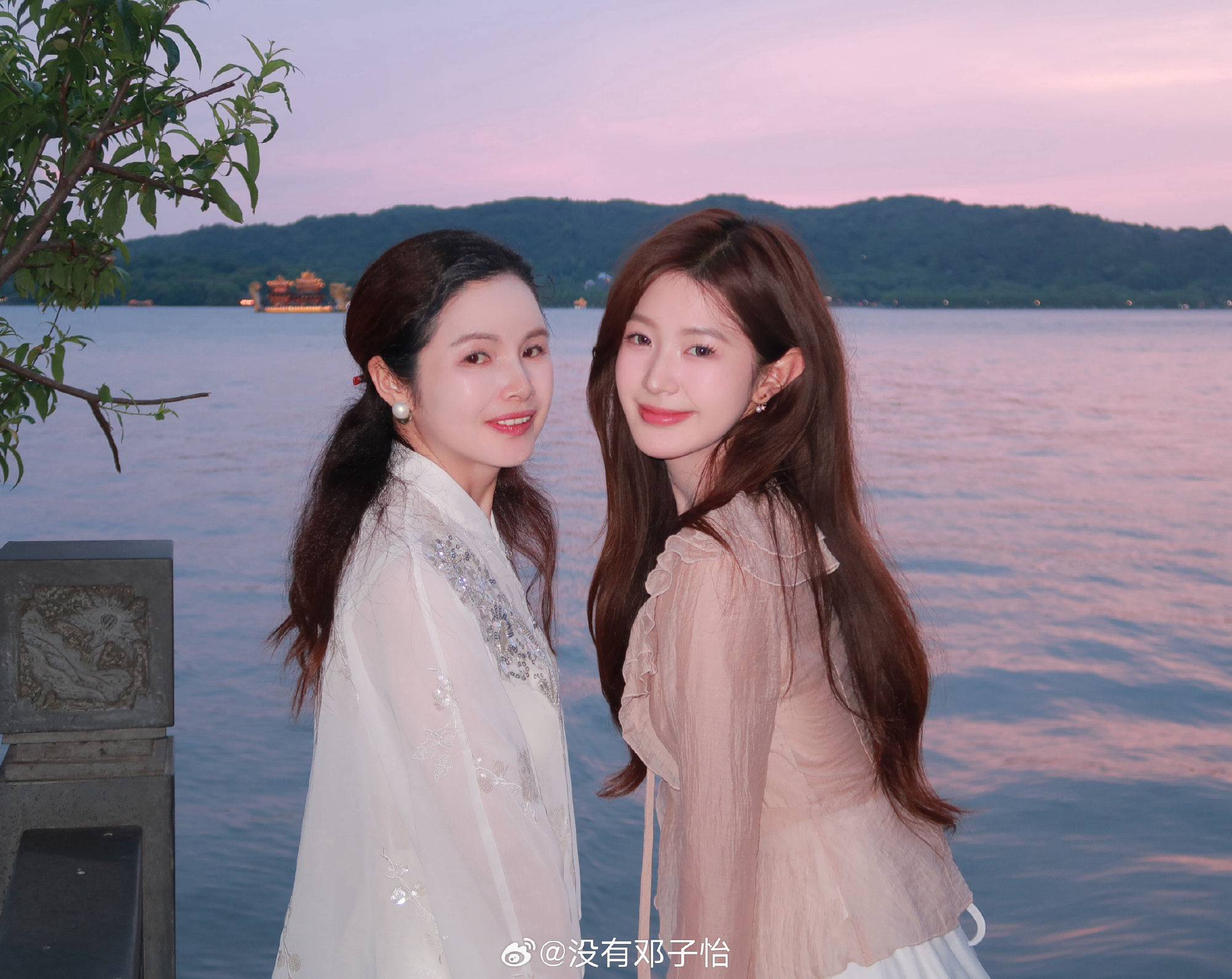 一模一样！Meiko女友晒照：爱人如养花 最好的花匠是妈妈