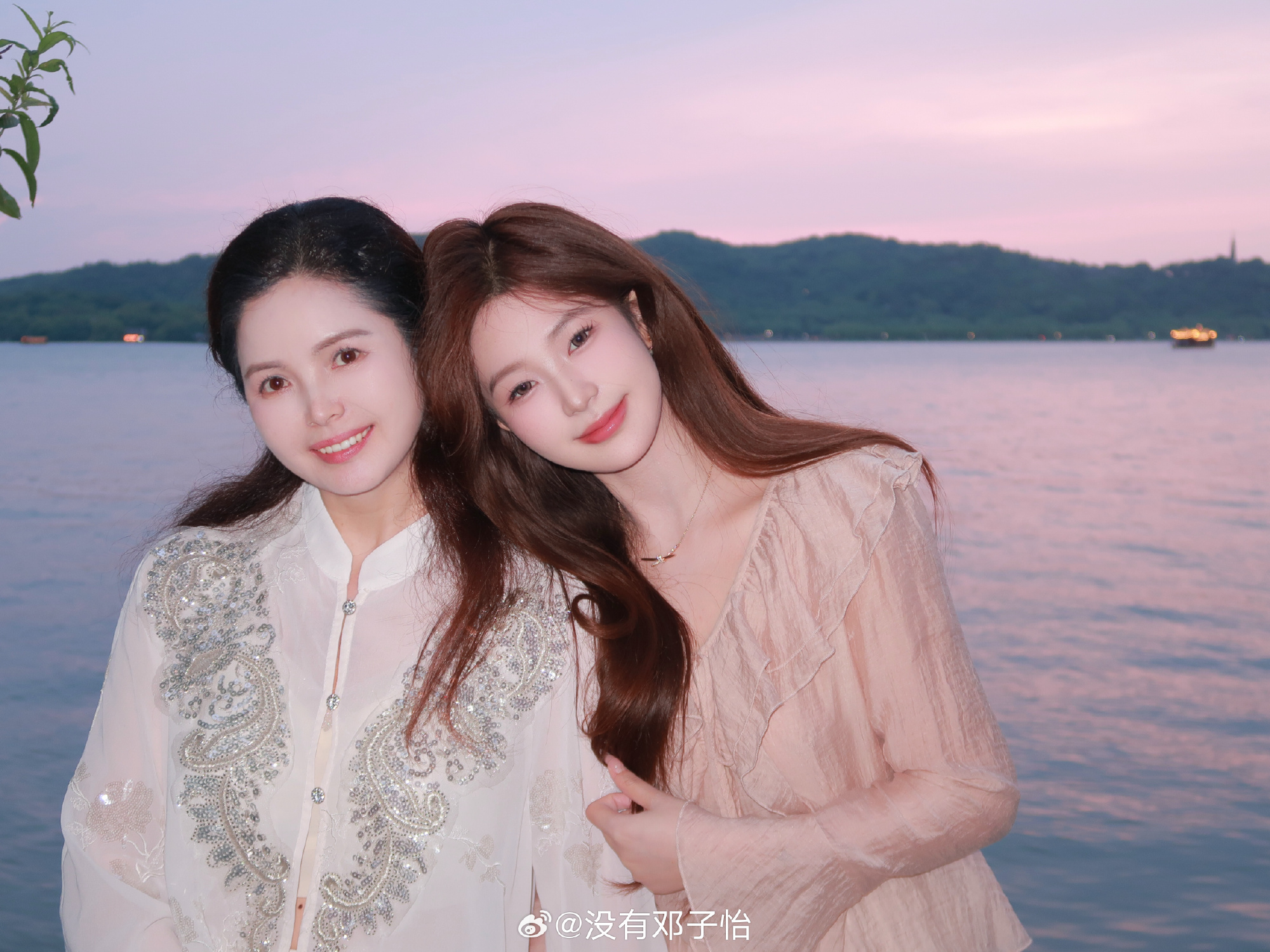 一模一样！Meiko女友晒照：爱人如养花 最好的花匠是妈妈